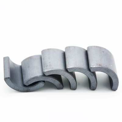 qualità Magneti ad arco di ferrite personalizzati FB9B/FB12B di grado 250°C resistenti alle alte temperature 450mT Brmax fabbrica