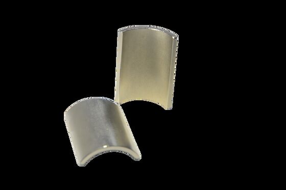 Buon prezzo Magneti ad arco al neodimio con direzione di magnetizzazione personalizzata in linea