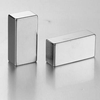Buon prezzo I magneti permanenti del neodimio N52 del blocco 40X40X20mm argentano il colore in linea